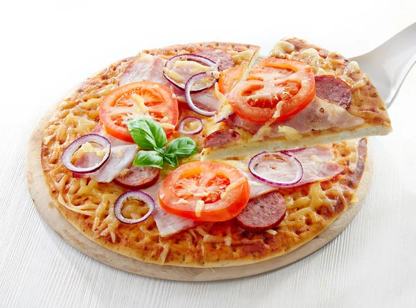 Салями и томатная пицца — стоковое фото