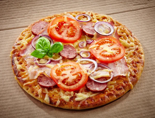Pizza au salami et tomate — Photo