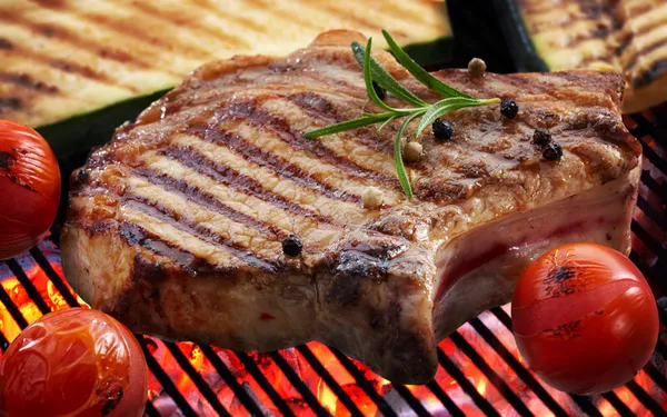Gegrild vlees biefstuk en groenten Rechtenvrije Stockafbeeldingen