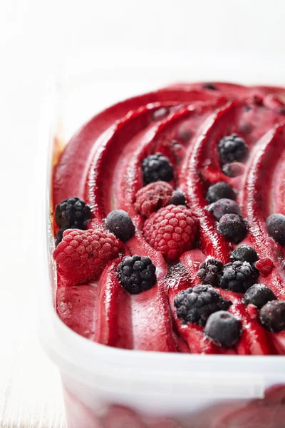 Eis mit frischen gefrorenen Beeren — Stockfoto