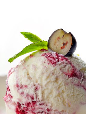Nane ve berry blueberry dondurma closeup dekore edilmiş