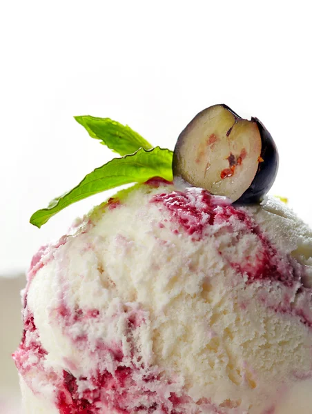 Vértes díszített menta és bogyó áfonya fagylalt — Stock Fotó