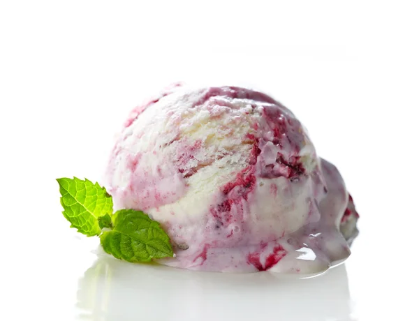 Colher de sorvete de frutas no fundo branco — Fotografia de Stock