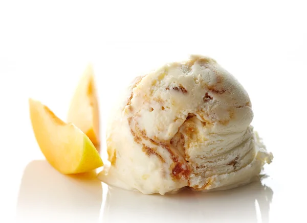 Colher de sorvete no fundo branco — Fotografia de Stock