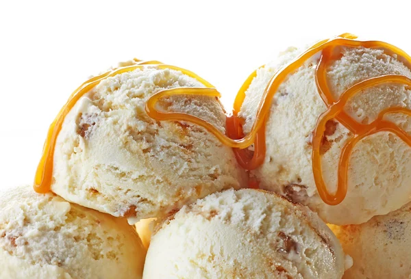 Boules de crème glacée décorées de sauce caramel — Photo