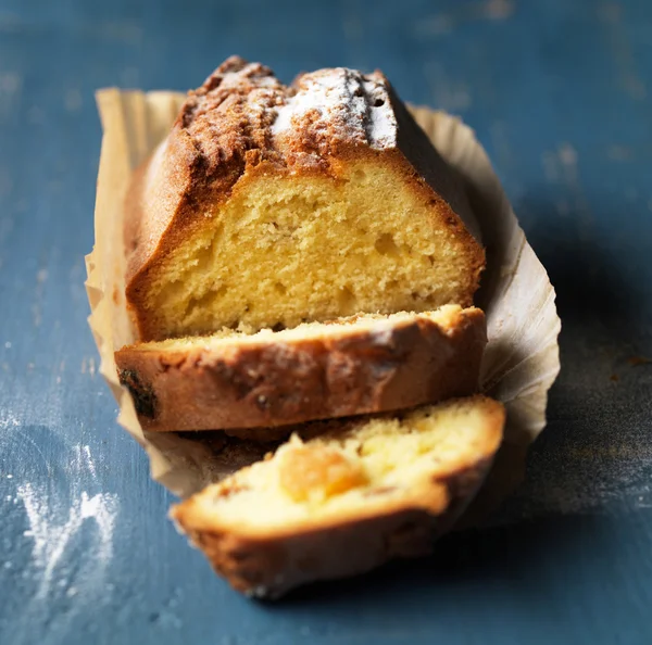 Frisch gebackenes süßes Brot mit Trockenfrüchten — Stockfoto