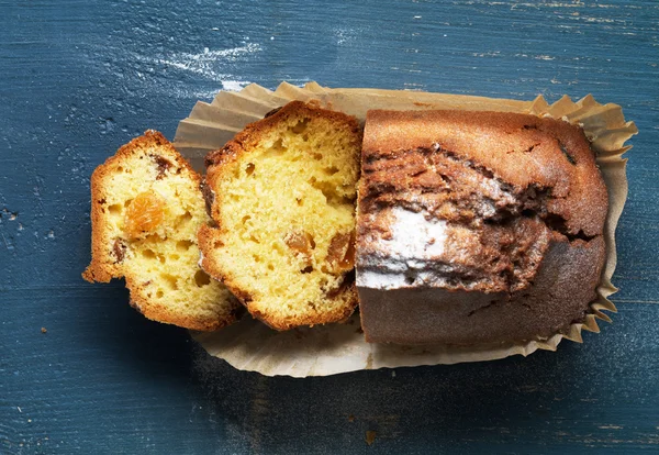 Frisch gebackenes süßes Brot mit Trockenfrüchten — Stockfoto