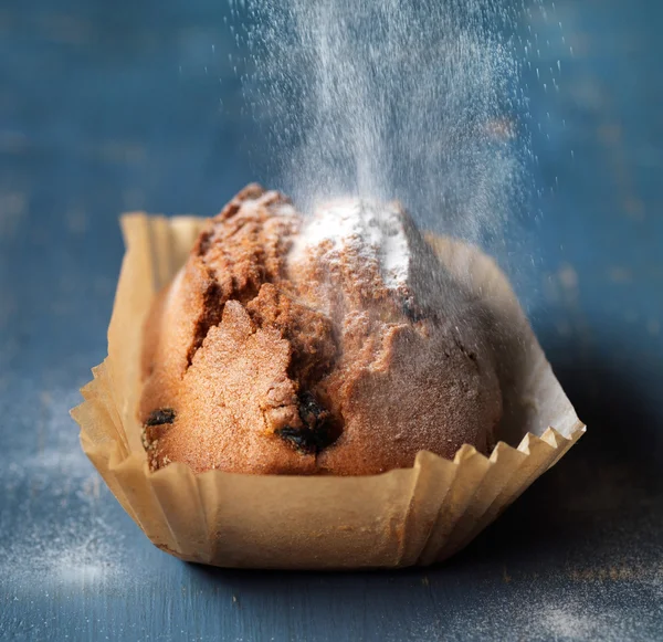 Frisch gebackenes süßes Brot mit Puderzucker — Stockfoto