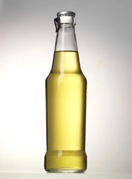 Пляшка алкогольного пивного напою — стокове фото