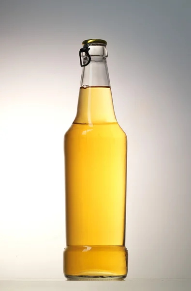 Bierflasche auf grauem Hintergrund — Stockfoto