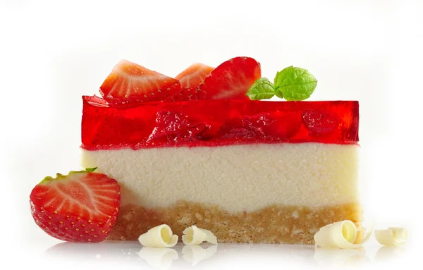 Torta di formaggio alla fragola con bacche fresche e cioccolato bianco — Foto Stock