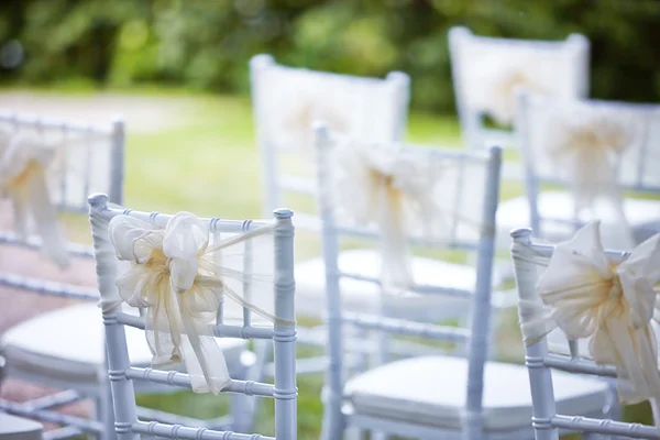 Декоративные свадебные стулья — стоковое фото