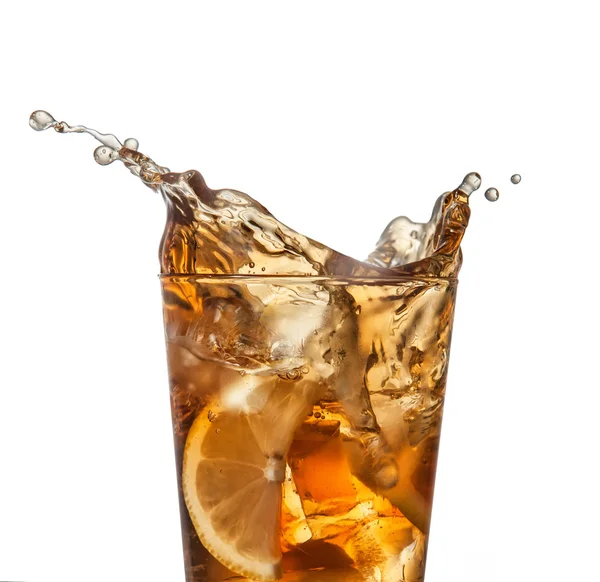 Splashing iced tea with lemon — Stock Photo, Image