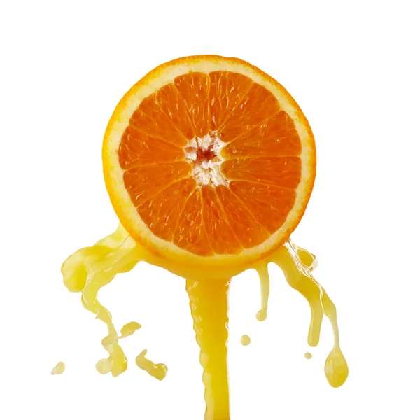 Orangensaft spritzt auf weißem Hintergrund — Stockfoto