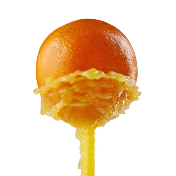 Zumo de naranja salpicando sobre un fondo blanco —  Fotos de Stock