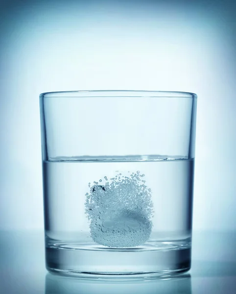 Šumivý, rozpouštění Šumivé tablety ve vodě — Stock fotografie