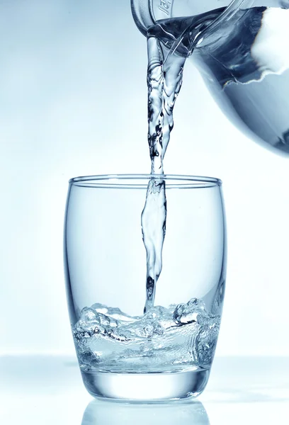 Agua dulce vertiendo en el vaso — Foto de Stock