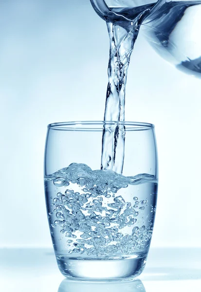 Färskt vatten hälla i glas — Stockfoto