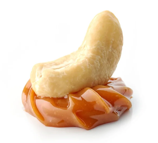 Kešu Ořech Roztaveném Karamelu Izolované Bílém Pozadí — Stock fotografie