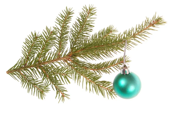 Рождественская ёлка с декоративным зелёным мячом . — стоковое фото