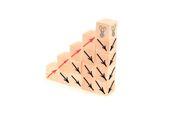 Houten Geometrische Piramide Van Blokjes Met Getrokken Pijlen Bedrijfsontwikkelings Groeisuccesprocesconcepten — Stockfoto
