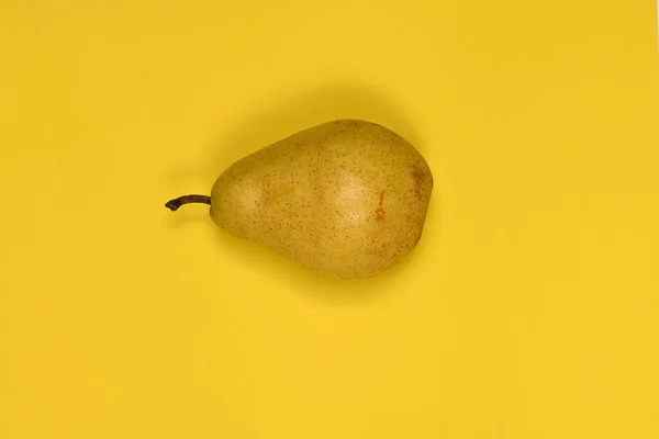 Pêras Isoladas Fundo Amarelo Fotos Estúdio Macro Pears Foto Alta — Fotografia de Stock