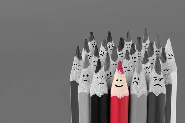 Jasny Kolorowy Uśmiechnięty Ołówek Wśród Dużego Zestawu Czarno Białych Smutnych — Zdjęcie stockowe