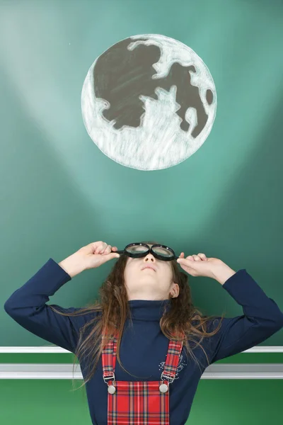 Подростковая Девочка Смотрит Нарисованную Луну Через Увеличительное Стекло Доске Фото — стоковое фото