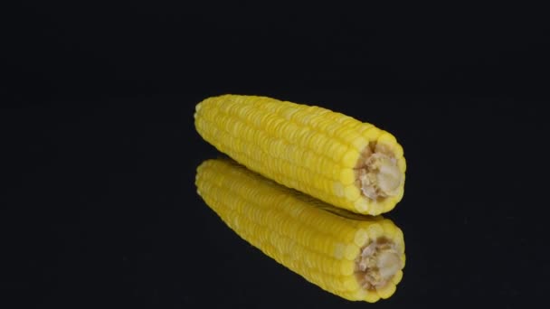 Ucho Vařené Kukuřice Černém Zrcadle Extrémní Detailní Záběr Boční Pohled — Stock video
