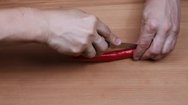 Man Snijdt Rode Chili Pepers Zijaanzicht Uhd Videobeelden 3840X2160 — Stockvideo