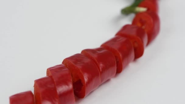 Červené Chilli Papričky Krájené Různými Způsoby Extrémní Detailní Záběr Boční — Stock video
