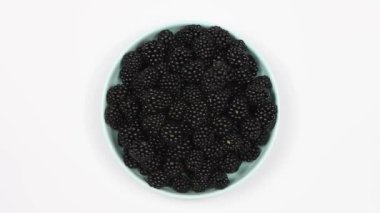 Tabakta böğürtlen. Üst Manzara. Döngü hareketi. Rotasyon 360. 4K UHD video görüntüsü 3840X2160.