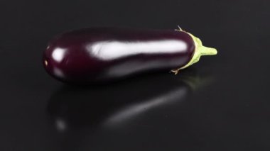 Siyah üzerine patlıcan. Yan görüş. 4K UHD video görüntüsü 3840X2160.