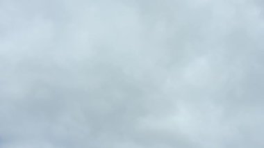 Bulut zaman atlaması. Kalın bulutlar, mavi gökyüzü bazen onların arasından görülebilir. 4K UHD video görüntüsü 3840X2160.