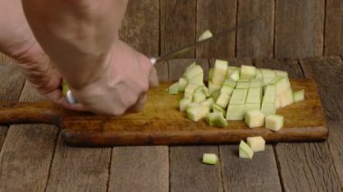 Adam kabağı küp küp kesiyor. Yan görüş. 4K UHD video görüntüsü 3840X2160.