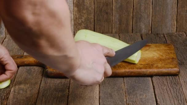 Een Man Snijdt Courgettes Plakjes Zijaanzicht Uhd Videobeelden 3840X2160 — Stockvideo