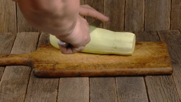 Man Snijdt Courgettes Blokjes Zijaanzicht Uhd Videobeelden 3840X2160 — Stockvideo