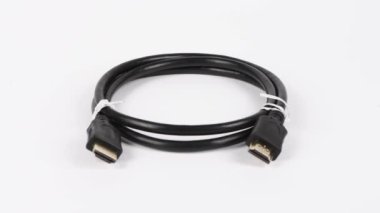 Beyaz arka planda büyük bir hdmi kablosu. Yan görüş. Döngü hareketi. Rotasyon 360. 4K UHD video görüntüsü 3840X2160.