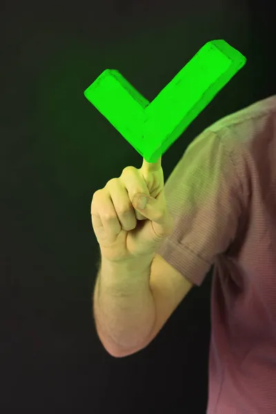 Человек Вручную Нажимает Виртуально Утвержденную Трехмерную Зеленую Галочку Указательным Пальцем — стоковое фото