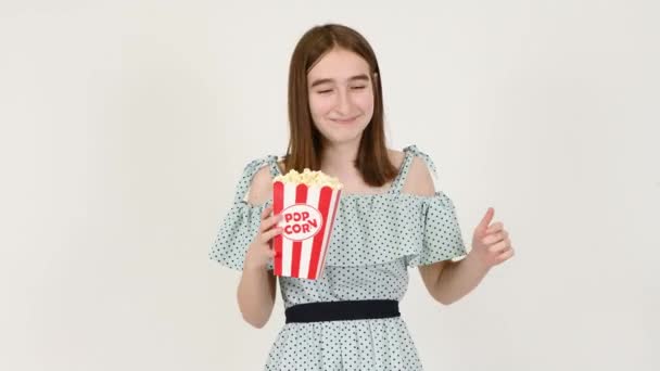 Tonårstjej Med Hink Popcorn Och Leende Vitt Uhd Videofilmer 3840X2160 — Stockvideo