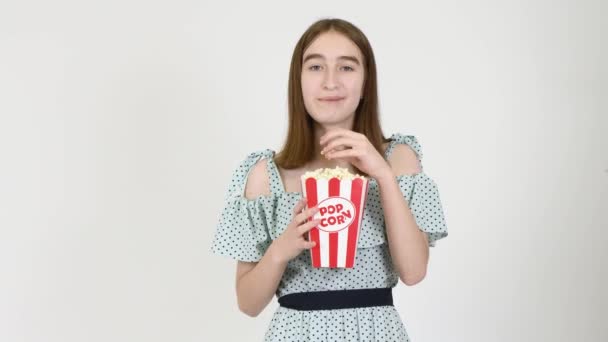 10代の女の子はポップコーンを食べている 彼らは女の子からポップコーンのバケツを取ろうとしている 女の子は怒っているとポップコーンのバケツをスローします Uhdビデオ映像3840X2160 — ストック動画