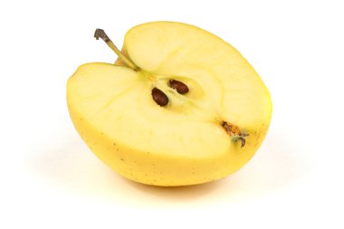 Sarı elma beyaza izole edilmiş. Yüksek çözünürlüklü. Tam alan derinliği.