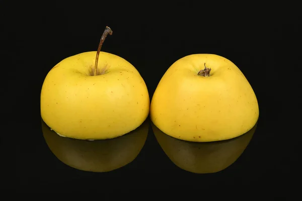 Gelber Apfel Isoliert Auf Schwarzem Spiegel Foto Hoher Auflösung Volle — Stockfoto