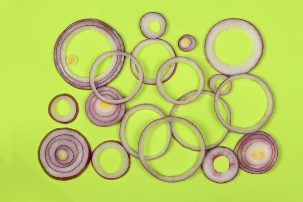 Red Onion Sliced Rings Isolated Green Background High Resolution Photo — Stock Photo, Image