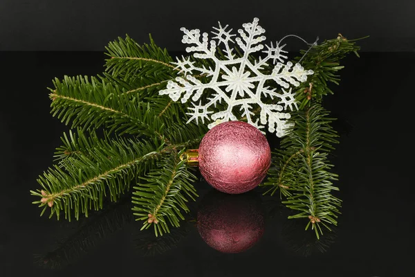 アクリル黒の背景に隔離されたスプルースの枝やクリスマスの装飾 高解像度写真 場の深さ — ストック写真