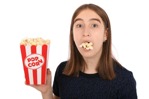 Adolescente Comiendo Palomitas Maíz Pie Sobre Blanco Foto Alta Resolución — Foto de Stock