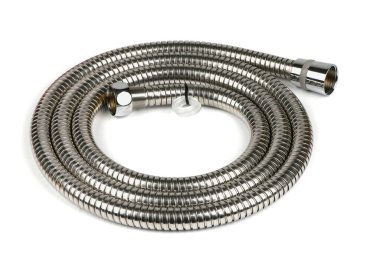 Modern krom hortum beyaza izole edilmiş. Yüksek çözünürlüklü. Tam alan derinliği.