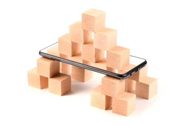 Schwarze Mobiltelefone Und Holzwürfel Smartphone Mit Leerem Bildschirm Isoliert Auf — Stockfoto