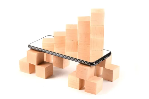 Zwarte Mobiele Smartphone Houten Kubussen Smartphone Met Blanco Scherm Geïsoleerd — Stockfoto