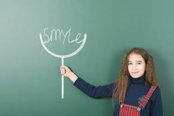 Egy Kamasz Lány Kezében Festett Tabletta Smyle Felirattal Iskolai Háttérrel — Stock Fotó